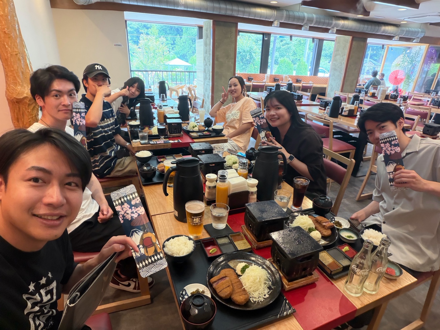 旅先で食事を楽しむメンバー
